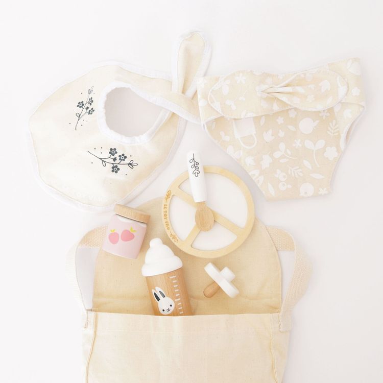 Le Toy Van - Dolls Nursing Kit & Bag - 8 Pieces - Preschool