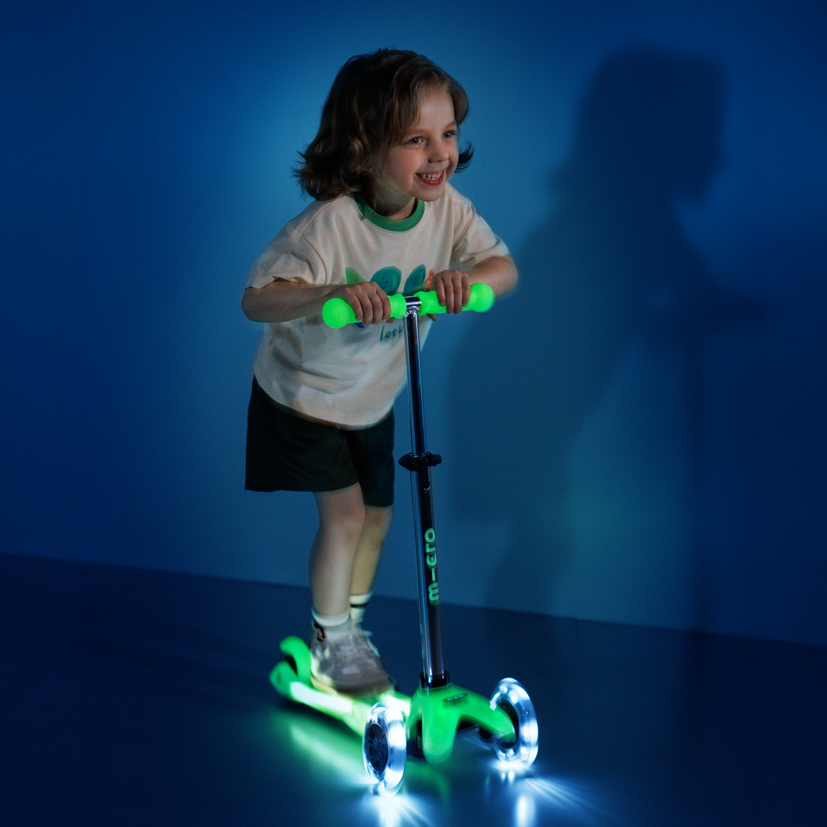 Micro Kickboard - Mini Deluxe Glow LED Plus Scooter - Icy Lime - Outdoor
